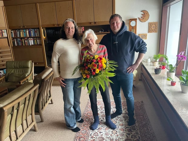 (v.l.n.r.): Jennifer Lammers (1. Vorsitzende), das Geburtstagskind Christa Kärsten-Barnewitz und René Meyer (2. Vorsitzender)