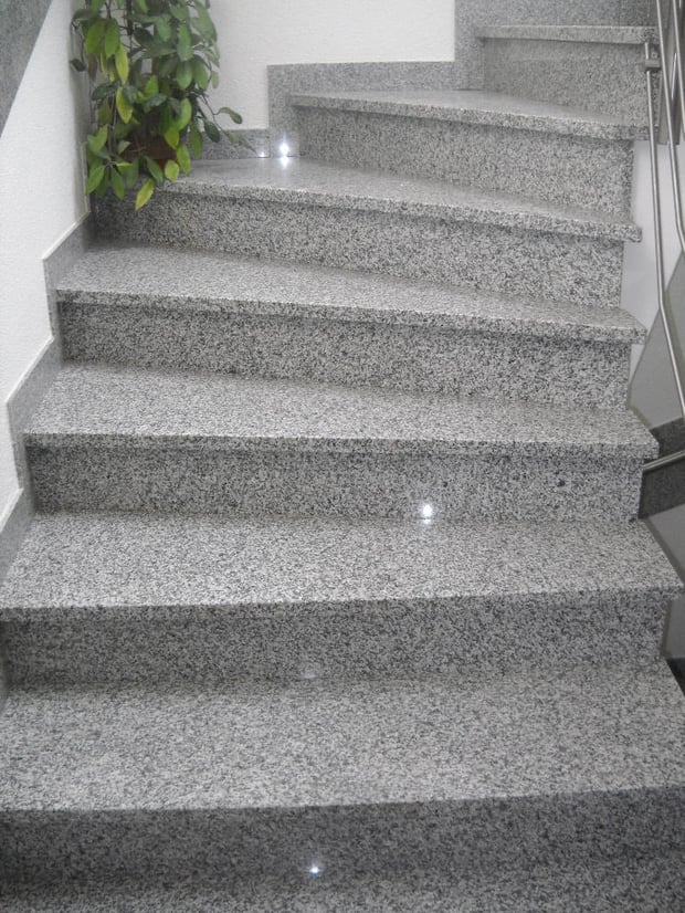 Départ de l'escalier en granit avec vue du balancement