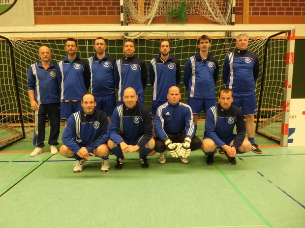 Stehend von links: Betreuer Johann Behrends, Andrew Schmidt, Gerd Jordan, Heinrich Heinenberg, Sandro Esposito, Holger Vienna, Wilco Büscher; knieend von links: Torsten de Vries, Jochen Neiße, TW Heiko Harms, Karsten Bussmann.