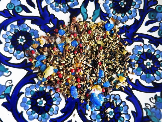 Die Tütsü Räuchermischung liegt auf einem blau verzierten Teller mit schönen blauen Blumen