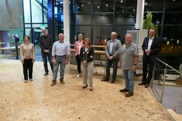 Die neue Vorstandschaft mit Bürgermeister Thomas Csaszar (rechts). Zwei Mitglieder fehlen.