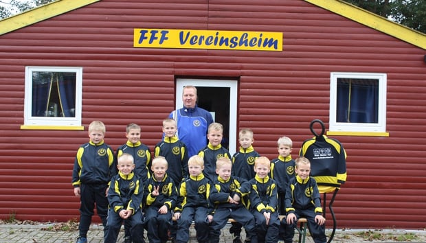 Die F-Jugend am 16. Oktober 2013 mit gesponserten Trainingsanzügen.