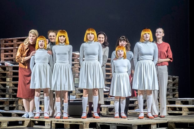 Szenenfoto Landestheater Tirol 2019, Ensemble mit Kinderchor (c) Rupert Larl