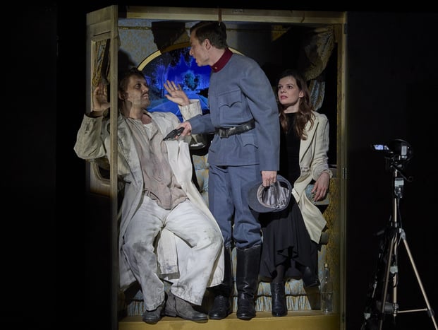 Szenenfoto Landestheater Linz 2024, Julian Sigl, Jakob Kajetan Hofbauer, Lorena Emmi Mayer (c) Herwig Prammer