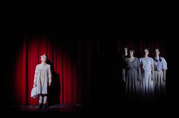 Szenenfoto Landestheater Linz 2024, v.l.n.r. Eva-Maria Aichner, Lorena Emmi Mayer, Nataya Sam, Cecilia Pérez, Gunda Schanderer (c) Herwig Prammer