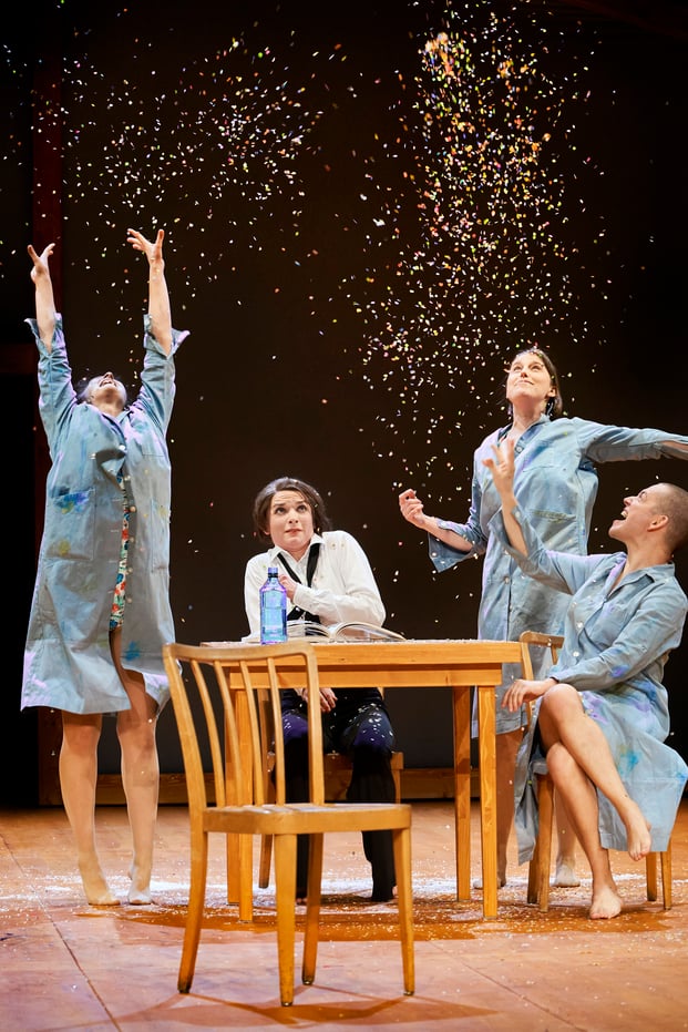 Szenenfoto Landestheater Vorarlberg 2020, Maria Lisa Huber, Katrin Hauptmann, Johanna Köster u. Luzian Hirzel (c) Anja Köhler