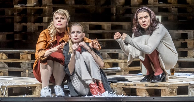 Szenenfoto Landestheater Tirol 2019, Antje Weiser, Marion Fuhs u. Janine Wegener (c) Rupert Larl