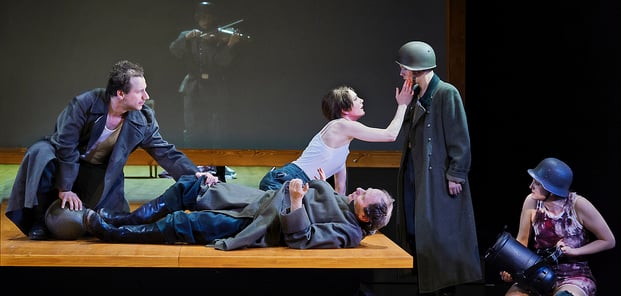 Szenenfoto Landestheater Vorarlberg 2020, Felix Defèr, Katrin Hauptmann, Christoph Hohmann, Luzian Hirzel u. Maria Lisa Huber (c) Anja Köhler