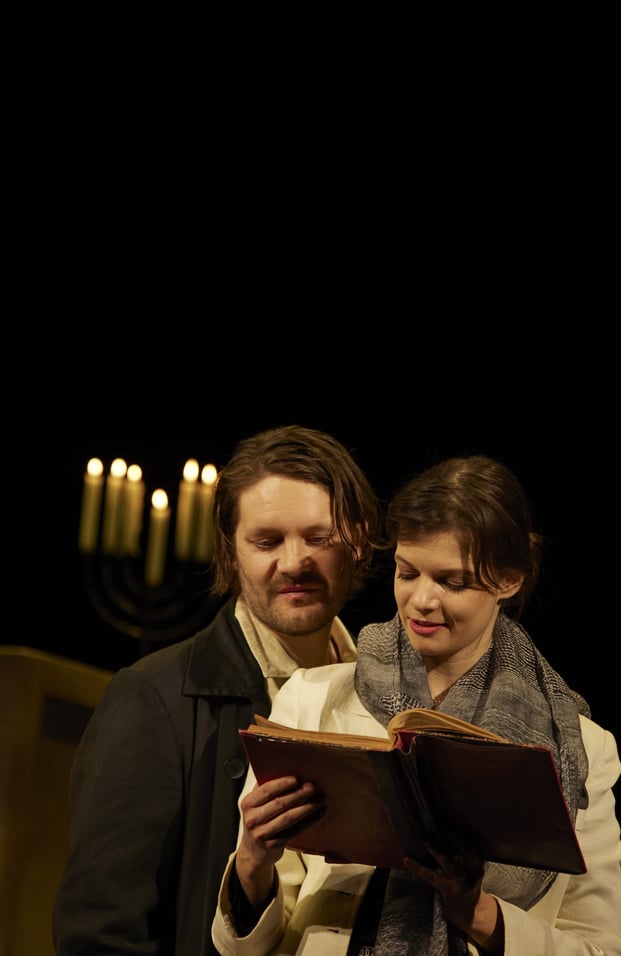 Szenenfoto Landestheater Linz 2024, Julian Sigl u. Lorena Emmi Mayer (c) Herwig Prammer