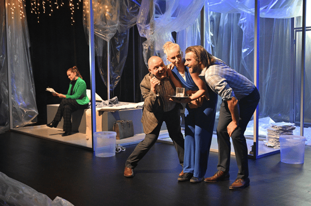 Szenenfoto Theater Phönix 2021, (v.l.n.r.) Anna Maria Eder, Sven Sorring, Nadine Breitfuß u. Martin Brunnemann (c) Helmut Walter