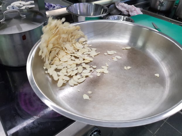 . . . schwingend. . .