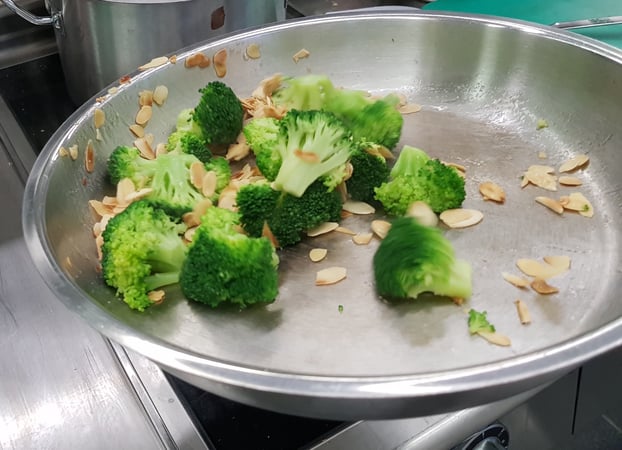 . . .  alles miteinander vermengen und salzen.