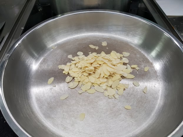 Mandelblättchen hinzu geben und. . .