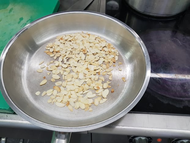 . . .  hellbraun röste.