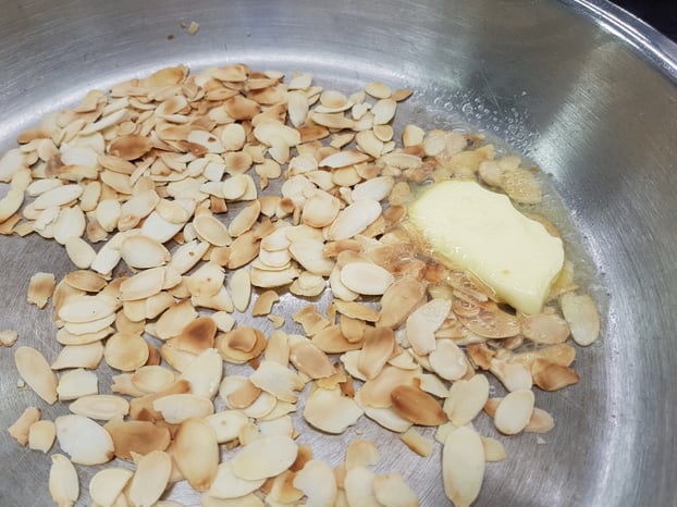 Pfanne kurz überkühlen (vom Herd nehmen), die Butter dazu geben und schmelzen lassen.