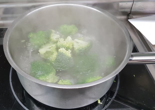 Brokkoli hinzu geben und knackig garen (blanchieren).