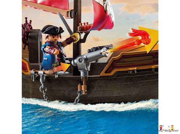 Die Besonderheit im Playmobil Paket 71418 ist ein schwimmfähiges Piratenschiff mit beweglichen Segeln und Kanonen.