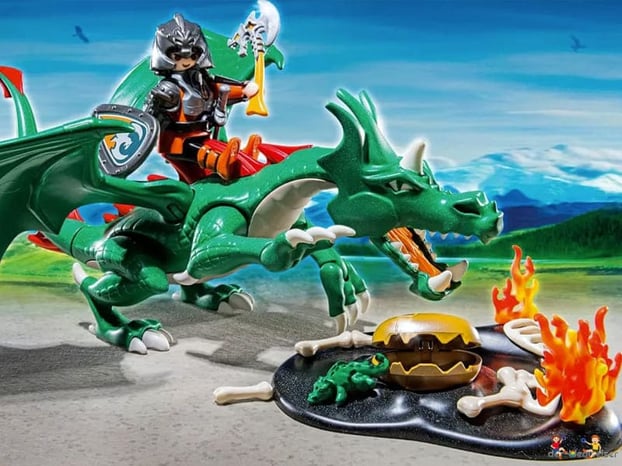 Die Besonderheit im Playmobil Paket 6003 ist ein kleiner Babydrachen, der in einem Nest sitzt.