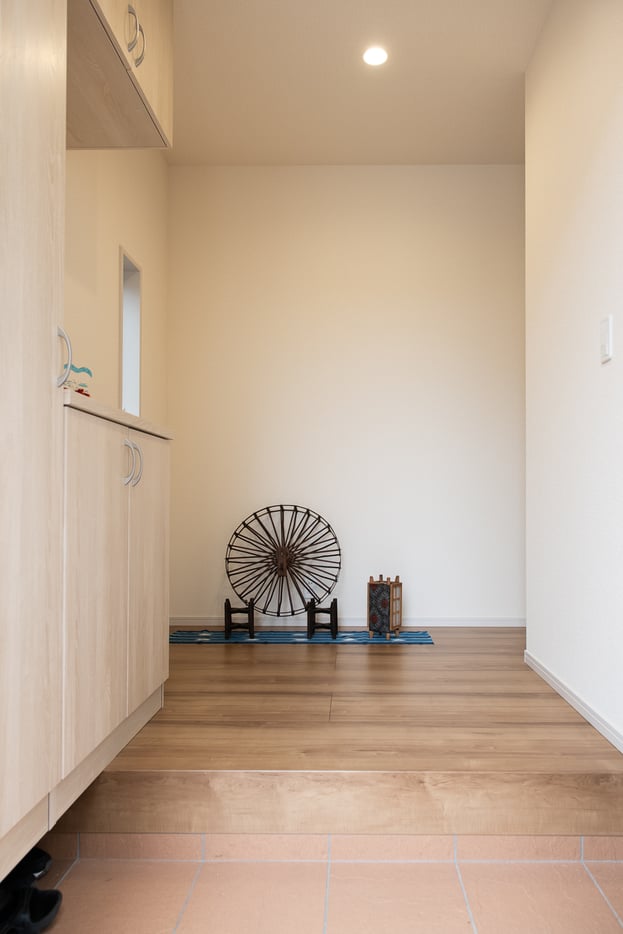 ▲ 玄関を開けると目に飛び込んでくる糸車と糸枠