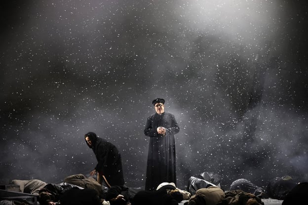 Szenenfoto Theater i.d. Josefstadt 2024, Alma Hasun u. Robert Joseph Bartl mit Ensemble (c) Moritz Schell