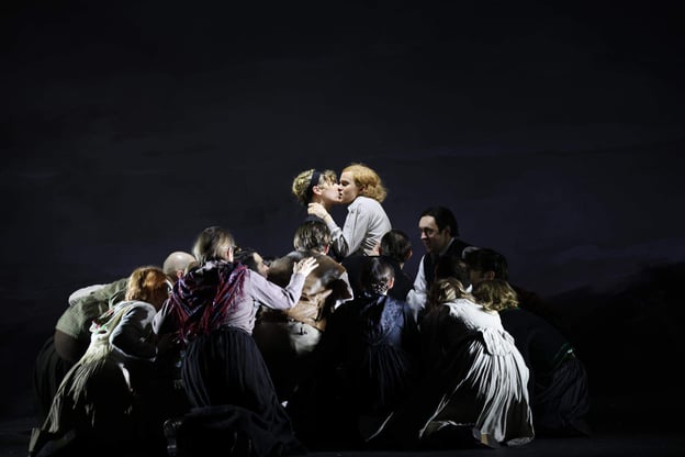 Szenenfoto Theater i.d. Josefstadt 2024, Johanna Mahaffy u. Katharina Klar mit Ensemble (c) Moritz Schell