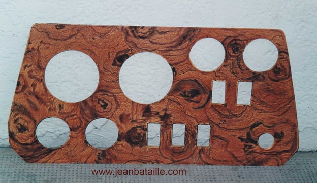 Tableau de bord en trompe l'oeil de bois de loupe de noyer