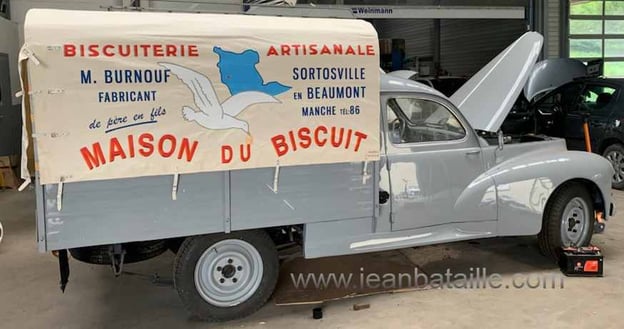 Lettres peintes et sigle  sur bâche véhicule  en coton