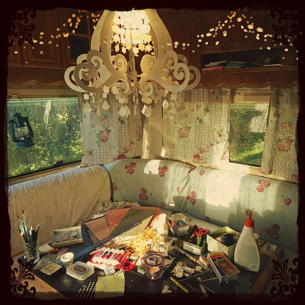 En av mina arbetsplatser är faktiskt i år gamla husvagn som står i ett hörn av vår gård... Men även i en liten husvagn kan man skapa magi!