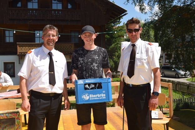 Der Maibaumgewinner Kevin Strasser mit einem Erstzpreis da er dankenswerter Weise den Maibaum wieder der FF Kartitsch spendierte - DANKE dafür