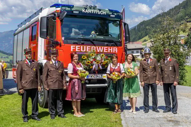 v.l. BGM Außerlechner Josef, KDT ABI Rinner Hannes, Fahrzeugpatin Rinner Katharina, die Patin des alten Tanks Klammer Marianne, VBgm Strasser Birgit, KDT Stv. Herrnegger Hans, GKDT Moser Franz