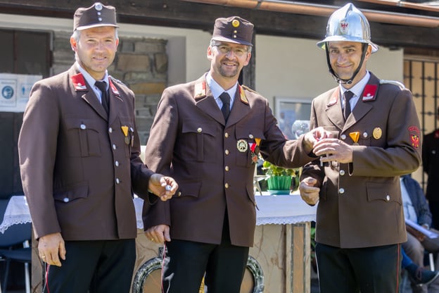 Übergabe der Schlüssel und Christopherusplakette von BGM Außerlechner Josef und KDT Rinner Hannes an GKDT Tank Moser Franz