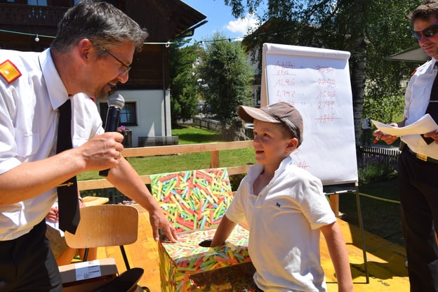 Verschiedene Glücksengerln beim Lose ziehen
