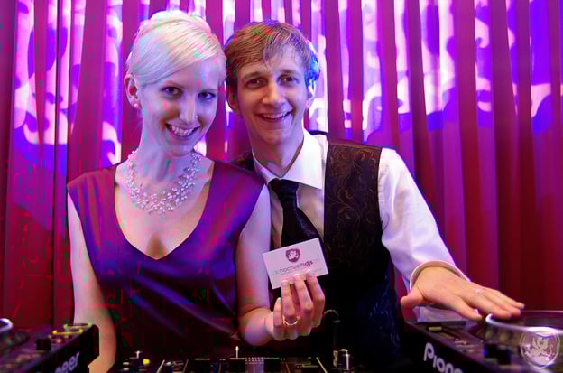 glückliches Brautpaar nach der Hochzeitsparty