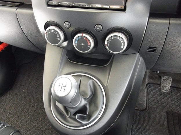 DEデミオ スポルト エアコン ミッション周り