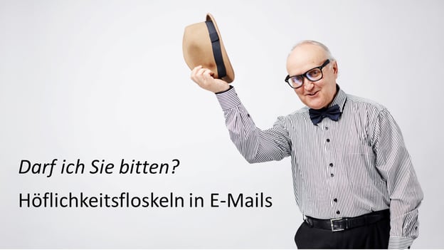 Älterer Herr mit gestreiftem Hemd, der den Hut lüftet