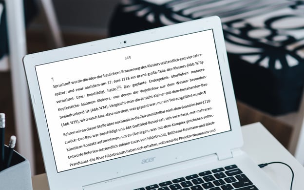 PC mit einer Wordseite und einer arabischen Seitenzahl