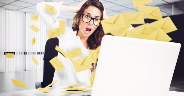 frau am pc, aus dem viele briefe fliegen