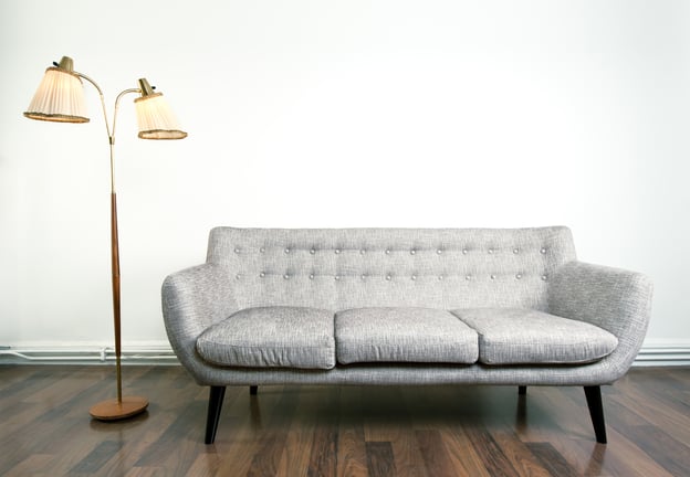 Alte Stehlampe undein altes Sofa bezeichnet: Sie glauben, Ihr Unternehmen hat keine Geschichte? Dann lesen Sie weiter!