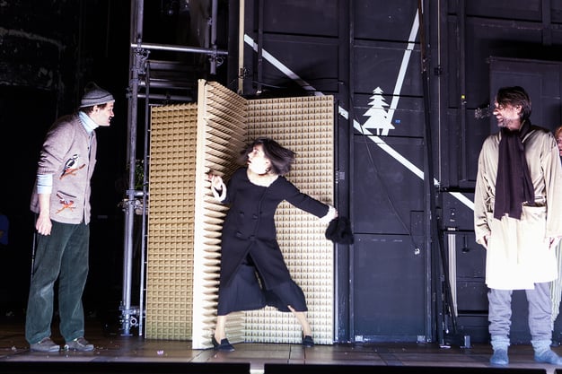Szenenfoto Theater in der Josefstadt 2016, Roman Schmelzer, Susa Meyer u. Ulrich Reinthaller (c) Astrid Knie
