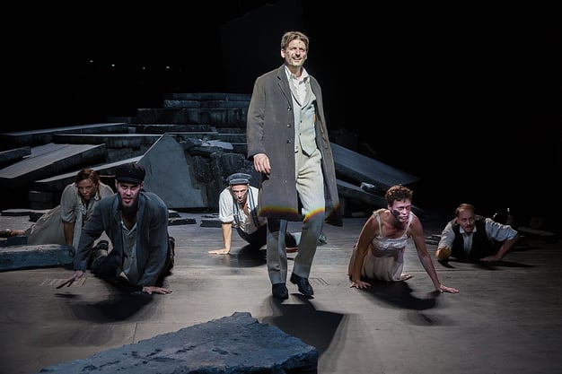 Szenenfoto Theater Gießen 2018, Anne-Elise Minetti, Stephan Hirschpointner, David Moorbach, Lukas Goldbach, Paula Schrötter u. Tom Wild, (c) Rolf K. Wegst