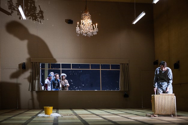 Szenenfoto Theater in der Josefstadt 2016, Peter Scholz, Roman Schmelzer, Stefan Gorski, Susa Meyer u. Ulrich Reinthaller (c) Astrid Knie