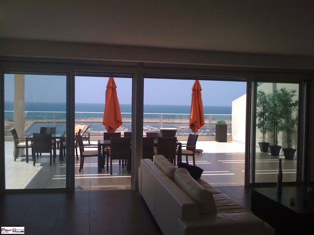 Balcon de 107m2 face à la Marina