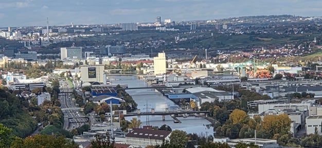 Blick über Stuttgart am Neckar während des Mammutmarsch 2025 – Stadt, Fluss und Industrie im Hintergrund