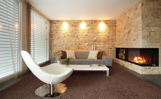 Monoblocco per camino STAFFIERI: Il modello di caminetto a due lati si inserisce perfettamente nella parete in pietra naturale.