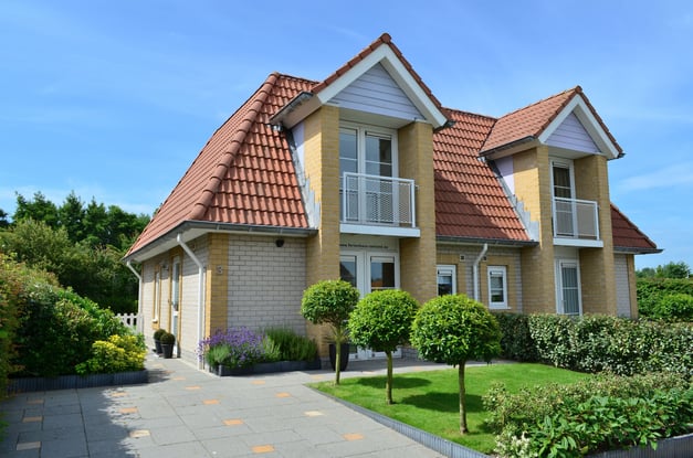 Sonnige Vorderansicht Ferienhaus "Zeeduin"