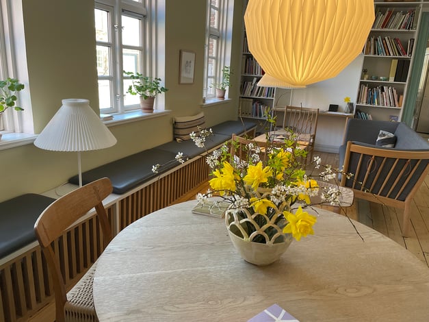 ▲休憩時間に⽣徒たちが集うライブラリー 