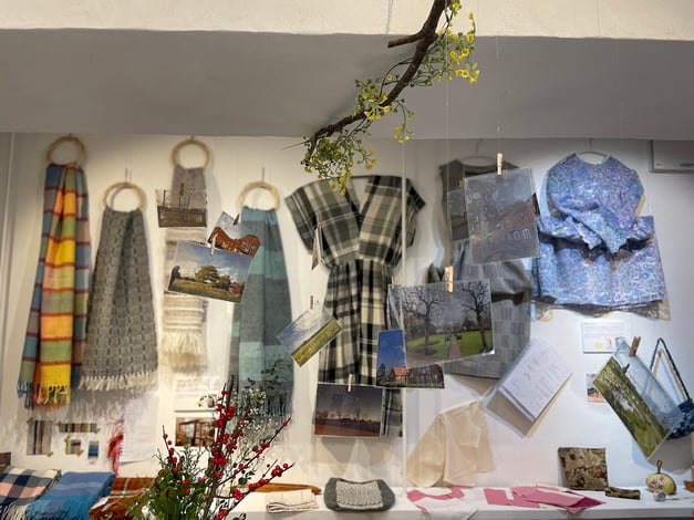 ▲11 ⽉に開催した作品展には多くの⽅が⾜を運んでくださいました