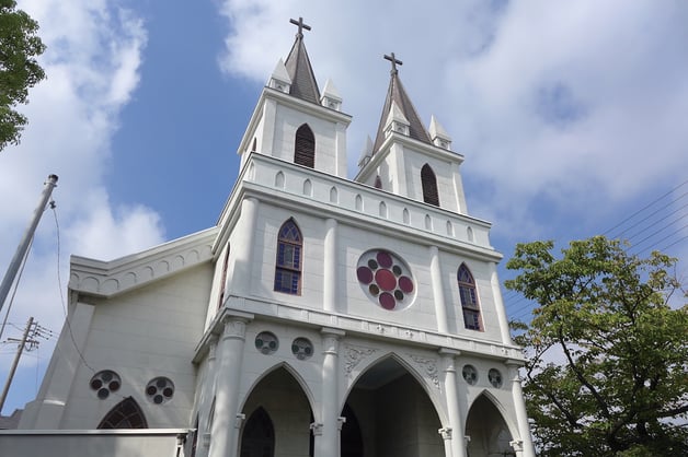 カトリック清水教会聖堂　正面から尖塔を望む