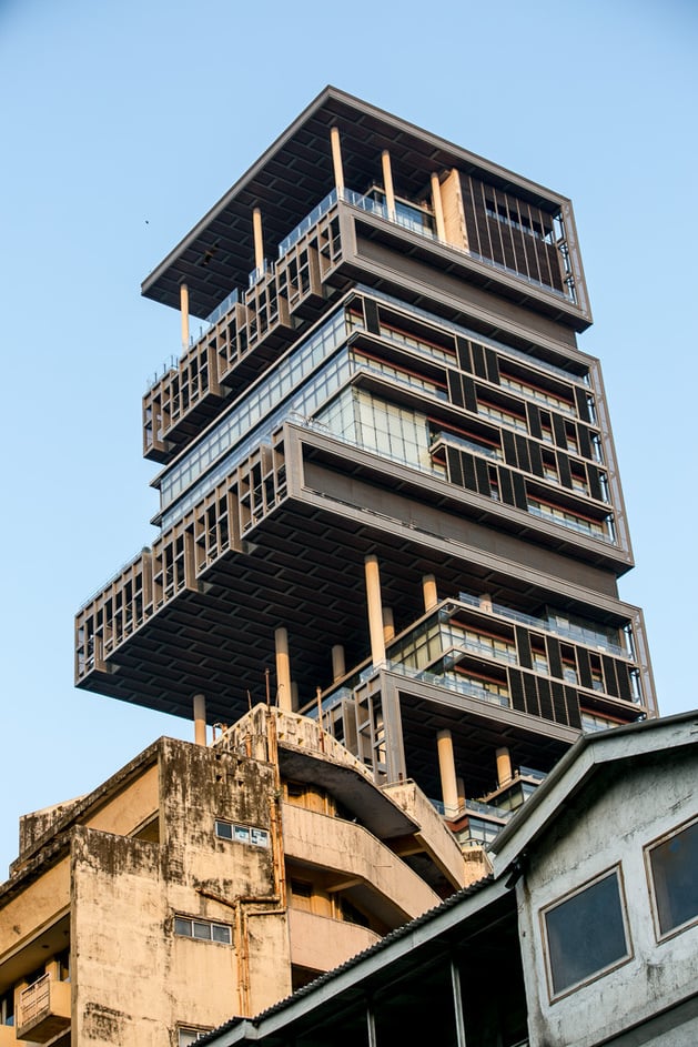 La mansión más cara del mundo: un rascacielos de 27 plantas en medio de la pobreza