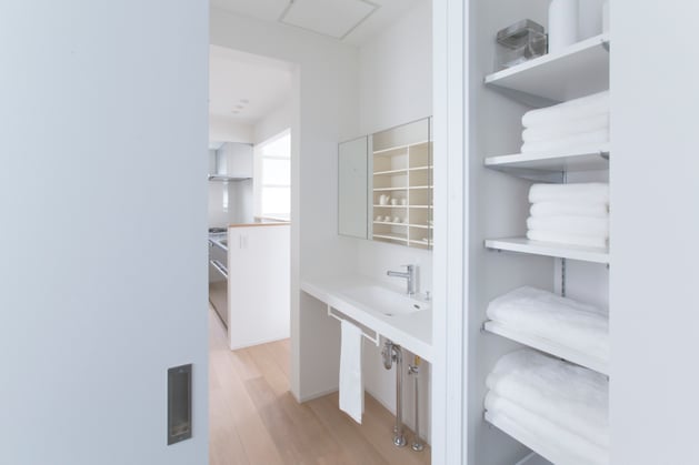 三面鏡と収納の写真